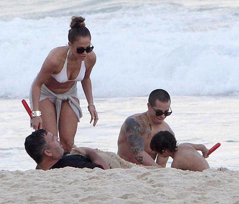 Дженнифер Лопес встречается с гомосексуалистом