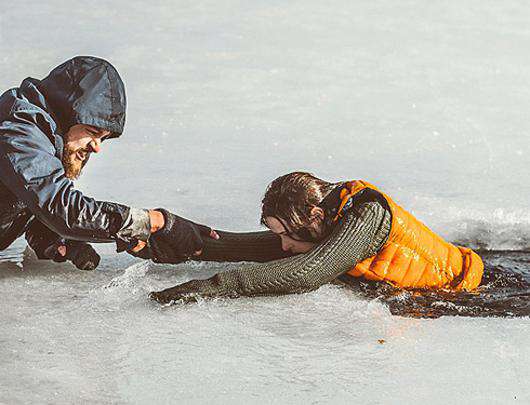 По сюжету клипа, Кирилл Нагиев спасает Анну Пескову. Фото: материалы пресс-служб.
