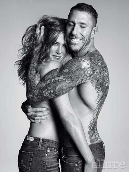 Энистон появилась, тесно прижавшись к своему личному парикмахеру. Фото: социальные сети.