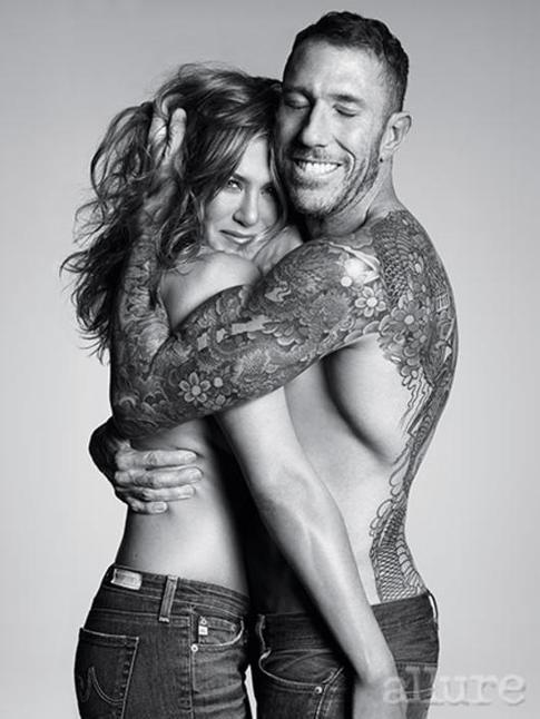 Дженнифер Энистон снялась топлес