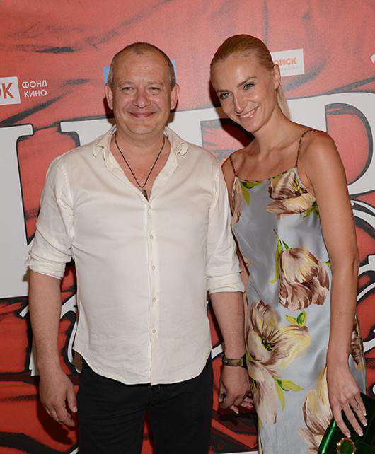 Дмитрий Марьянов с нынешней девушкой Ксенией. Фото: Fotodom.ru.