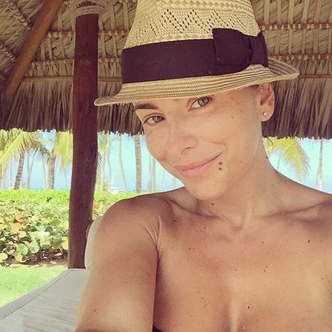 Ани Лорак показала дочку и фото в купальнике