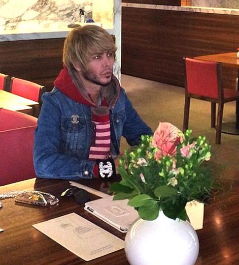 Сергей Зверев прошелся голым по Тверской