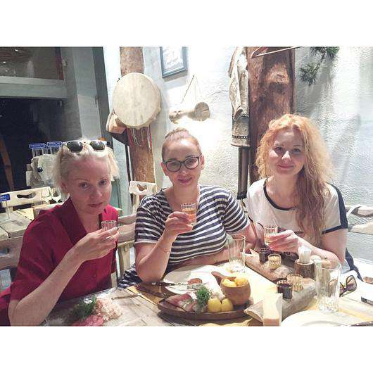 Анфиса Чехова пригласила с собой в баню свою лучшую подругу Жанну Эппле. Фото: социальные сети