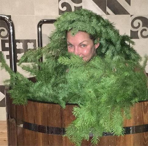 Волочкова и Собчак показали, чем занимаются в бане