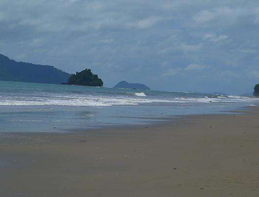 Оказаться в одиночестве на абсолютно пустынном пляже – это страшно. Вдруг ощущаешь почти мистический ужас перед океаном.