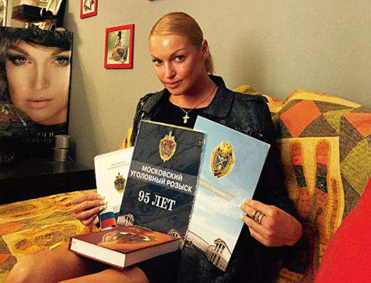 Анастасия Волочкова с сувенирами, подаренными сотрудниками уголовного розыска. Фото: Instagram.com/volochkova_art.