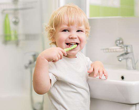 Приучить малыша чистить зубы поможет игра. Фото: Lori.ru.