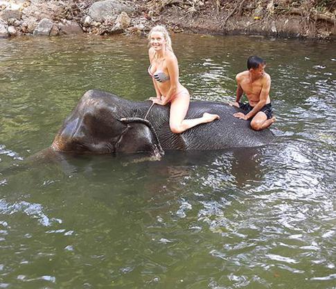 Анна Чурина приручила слона