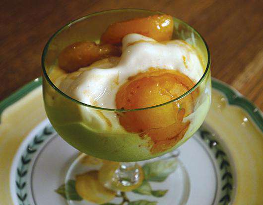 Мороженое с карамелизированными абрикосами. Фото: материалы пресс-служб.
