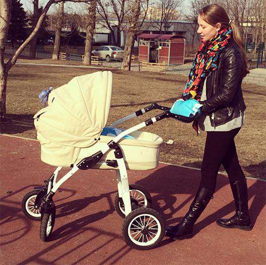 Галина Боб на прогулке с ребенком. Фото: Instagram.com/galina_bob_.