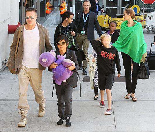 Анджелина Джоли и Брэд Питт с детьми. Фото: Rex Features/Fotodom.ru.