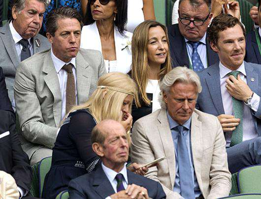 Хью Грант, Анна Элизабет Эберштейн и Бенедикт Камбербэтч на финале мужского одиночного разряда Уимблдонского турнира. Фото: Rex Features/Fotodom.ru.