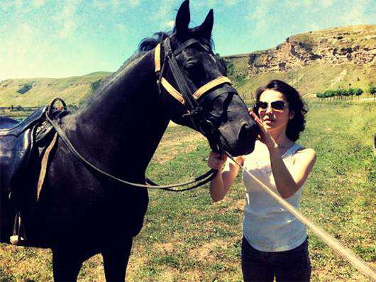 Сати Казанова с подаренным конем. Фото: Twitter.com.