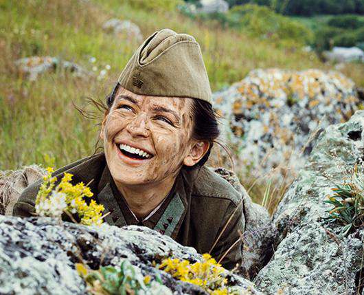 Юлия Пересильд сыграла женщину-снайпера Людмилу Павличенко. Кадр из фильма «Битва за Севастополь».