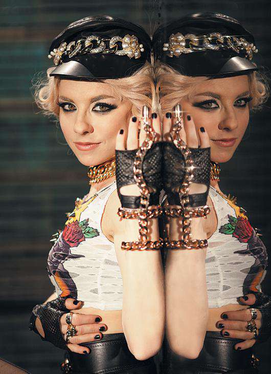 Анна Плетнева стала блондинкой.