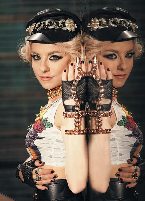 Анна Плетнева стала блондинкой