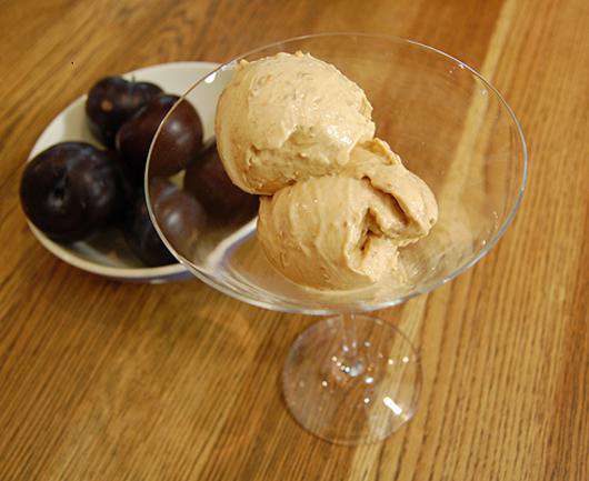 Сметанное мороженое с курагой.