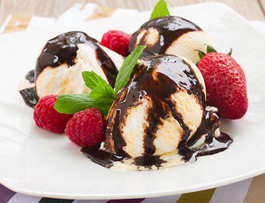 Как правильно есть мороженое? Фото: Lori.ru.