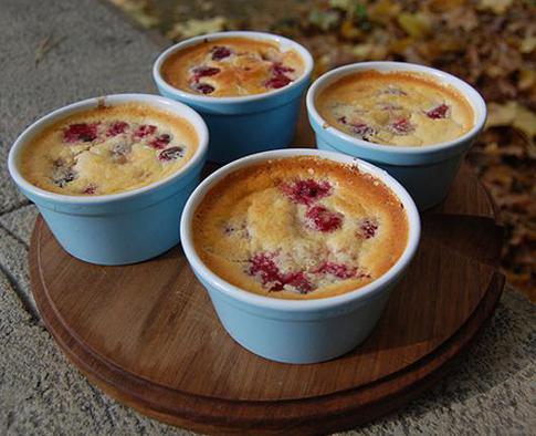 Десерт за полчаса: вишневые пудинги
