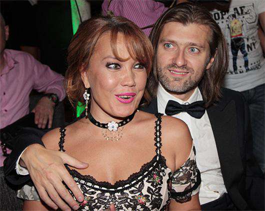 Азиза вместе с женихом.