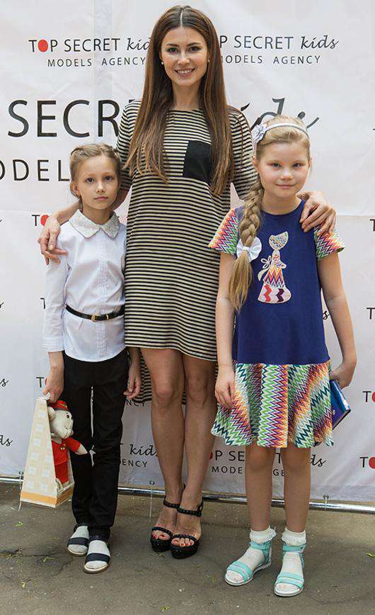 Ольга Ушакова с дочерьми. Фото: материалы пресс-служб.