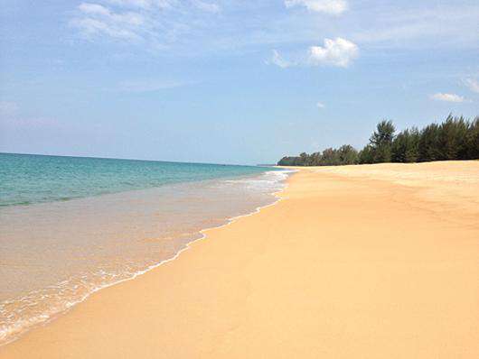 В «низкий сезон» пляжи Пхукета выглядят как рекламная картинка – абсолютно пустынные, без толп туристов и лежаков в пять рядов.