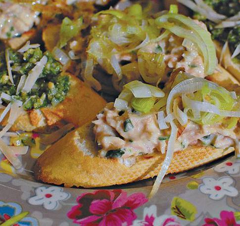 Кростини с тунцом и луком-пореем