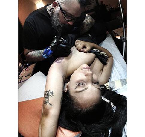 Леди Гага сделала тату в подмышке