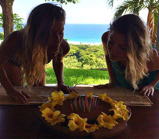 Жизель Бундхен с сестрой-близняшкой. Фото: Instagram.com/giseleofficial.