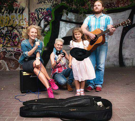 Катя Гордон с музыкантами. Фото: Twitter.com.