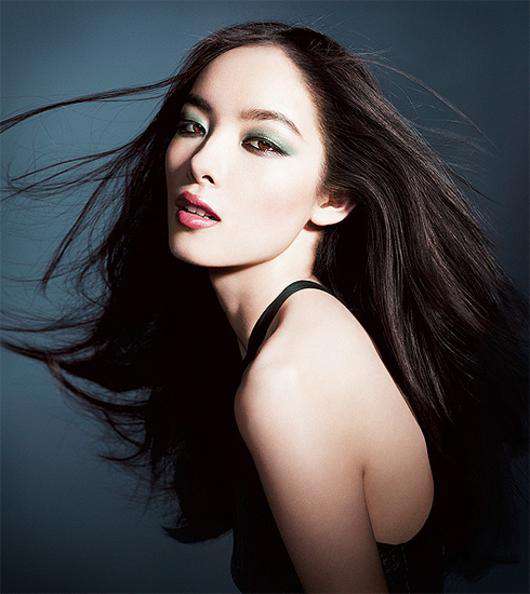 Примерьте образ роковой красотки. 