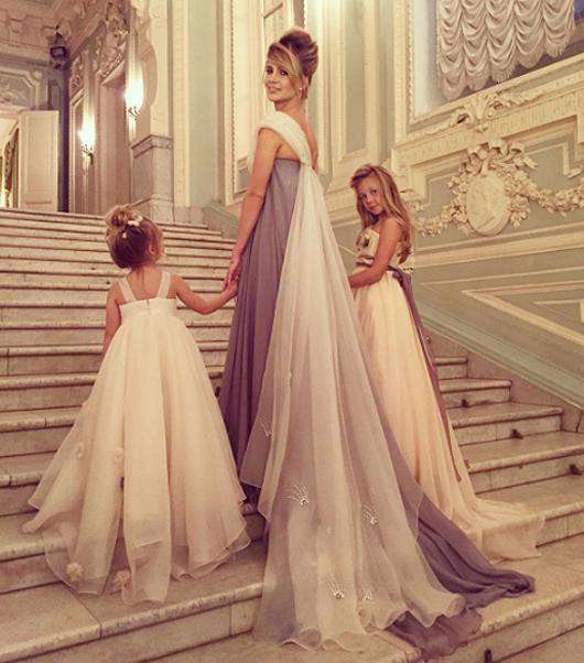 Наталья Чистякова-Ионова со своими дочками на балу дебютанток. Фото: Instagram.com/chistyakova_ionova.