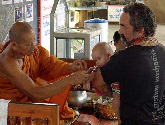 Монах повязал Стефану освященную нить на запястье.