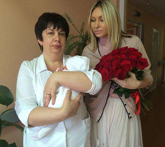 Элина Камирен на выписке из роддома. Фото: личный архив.