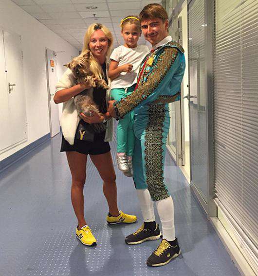 Татьяна Тотьмянина, Алексей Ягудин и их дочь Елизавета. Перед началом ледового шоу. Фото: Instagram.com/alexei.yagudin.