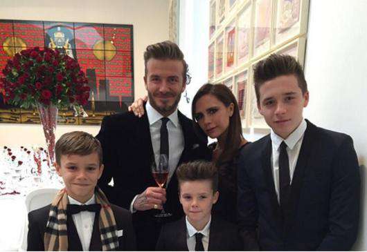 В 16-летнюю годовщину свадьбы Виктория Бекхэм поделилась семейным портретом. Фото: социальные сети