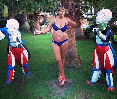 Жена Шаляпина станцевала в бикини