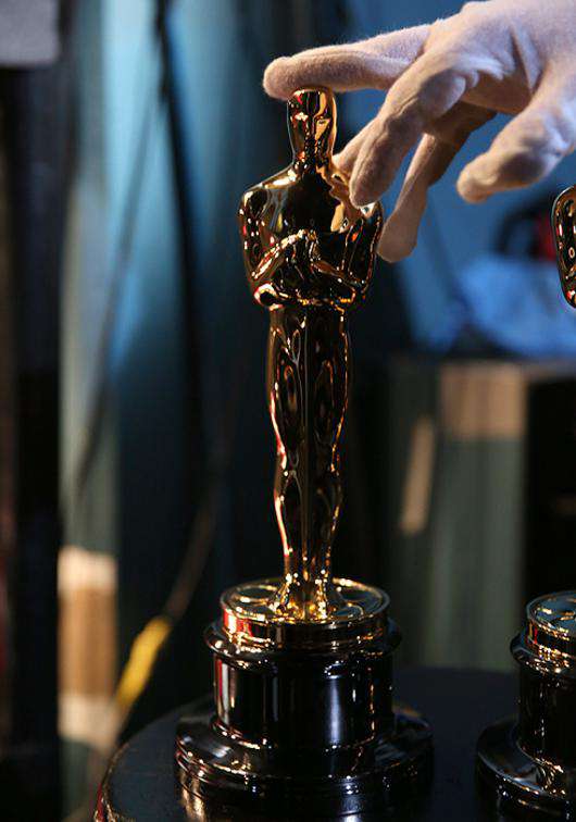 Статуэтки «Оскар» запрещено трогать голыми руками. Фото: AP Images.