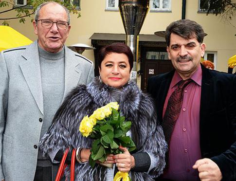 Владимиру Вишневскому подарили шоколадный микрофон