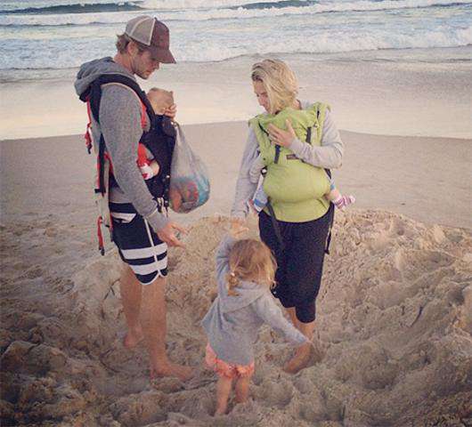 Крис Хемсворт и Эльза Патаки с детьми на пляже. Фото: Instagram.com/elsapatakyconfidential.