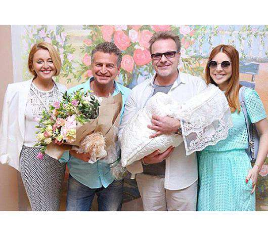 Анжелика Варум, Леонид Агутин, Владимир Пресняков с сыном Темой и Наталья Польская во время выписки. Фото: Instagram.com/nataliapodolskaya.