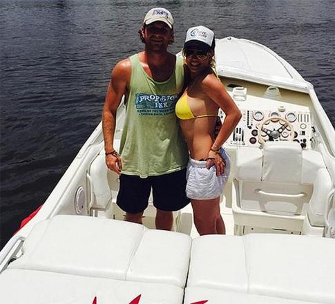 Бритни Спирс рассталась с бойфрендом Чарли Эберсолом