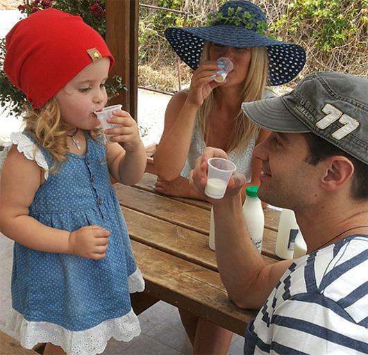 Антон и Вика Макарские с дочкой Машей. Фото: Instagram.com/makarskie.