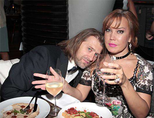 Азиза с мужем.