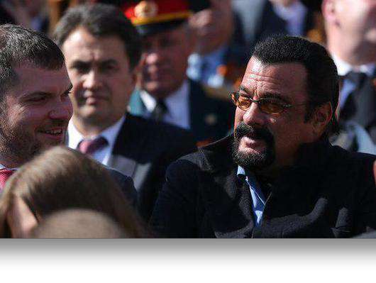 Голливудский актер был замечен во время Парада Победы на трибунах. Он специально прилетел в Москву на 9 мая. Фото: twitter.com/RRHarisov