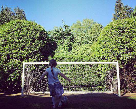 Дочка Дэвида Бекхэма Харпер уже играет в футбол. Фото: Instagram.com/davidbeckham.