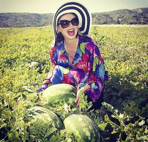Лена Ленина в Греции показала свои арбузы