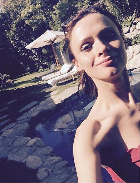 За самоубийством подруги Джима Керри стоят сайентологи?