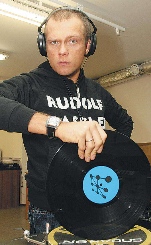 Диджей Грув.